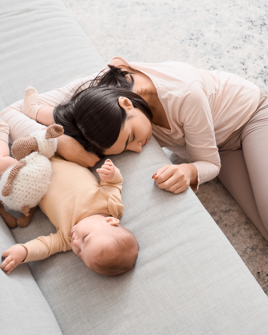 Depressione post-partum: sintomi, differenze dal baby blues, cause e come chiedere aiuto.